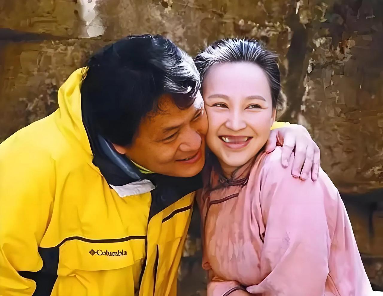 郭靖宇还没当上导演的时候，有一次回家看到岳丽娜正蹲在地上用电饭锅煮面条，这就是她