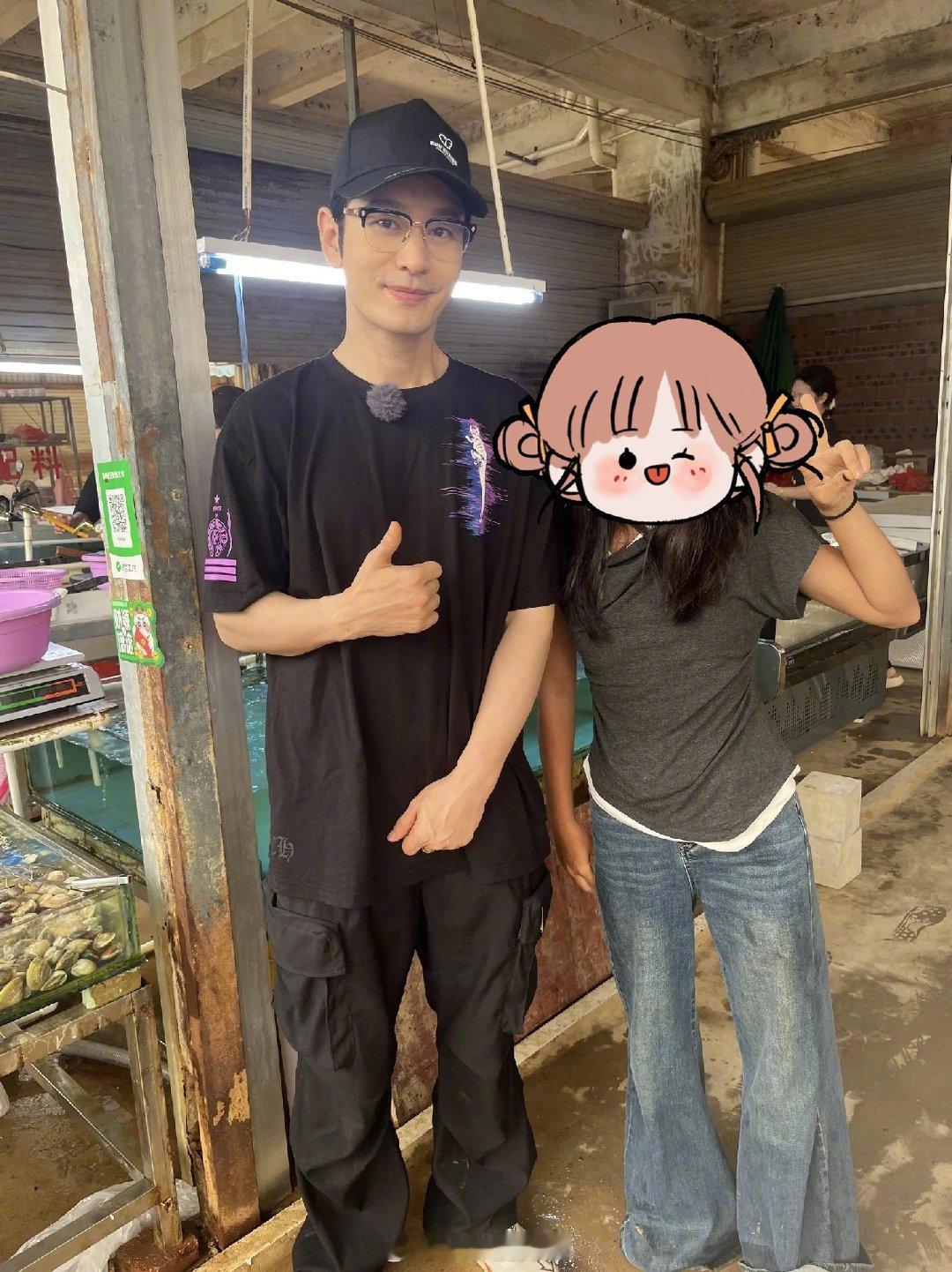 黄晓明菜市场买菜看望受灾民众黄晓明低调现身广西赈灾的明天爱心基金早已启动驰援，8