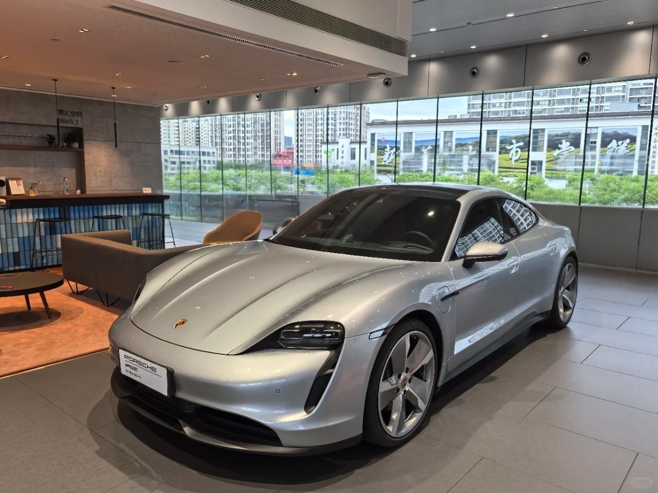 好车分享 Porsche Taycan，银色（白云石）真是放在哪台车上都好看。最