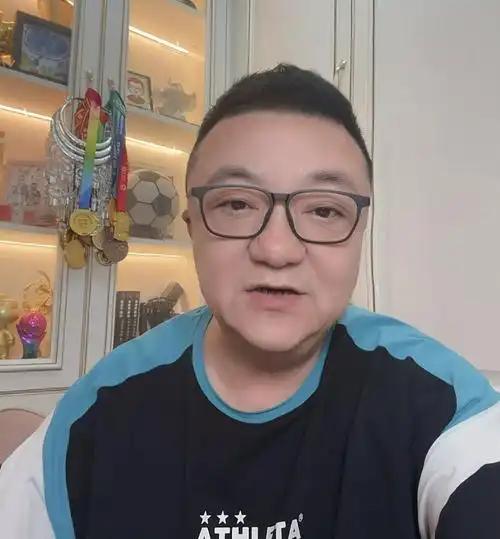 我刷到个消息，董路这回是真下场了，直接去中冠当总经理，目标就是冲乙。说白了，就是