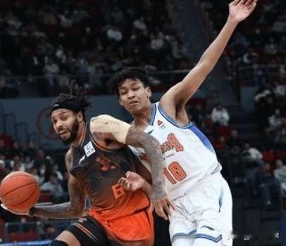 一个赛季CBA多支球队都陷入混乱之中，第九轮过后，上赛季参加季后赛的辽宁男篮排在