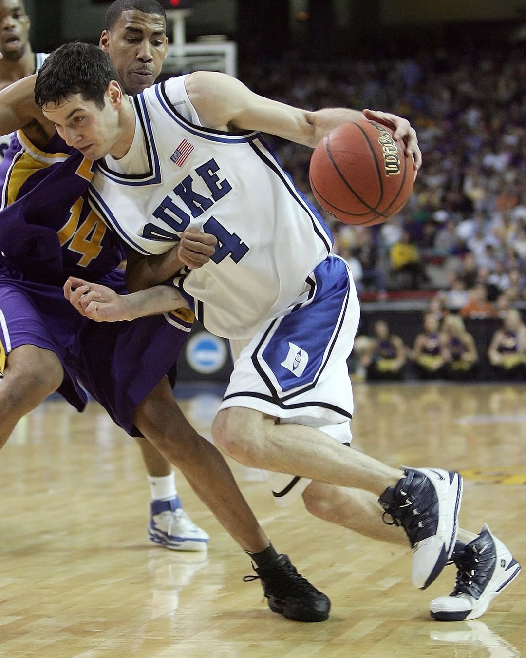 雷迪克在上大学的时候，穿过詹姆斯的签名鞋。 