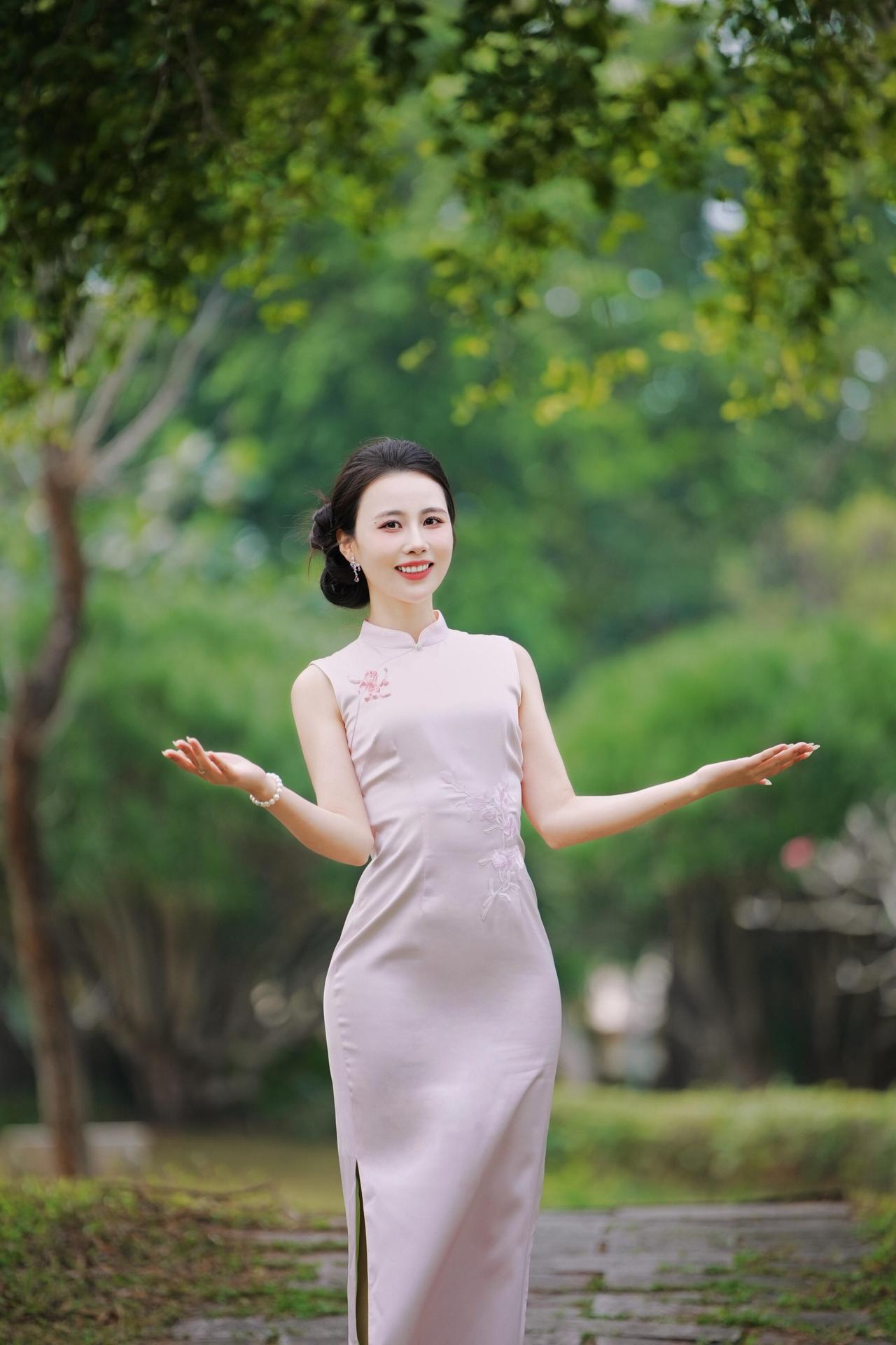 挫折会来，也会过去；热泪会流下，也会收起。没有什么可以让我气馁，因为，我有着长长