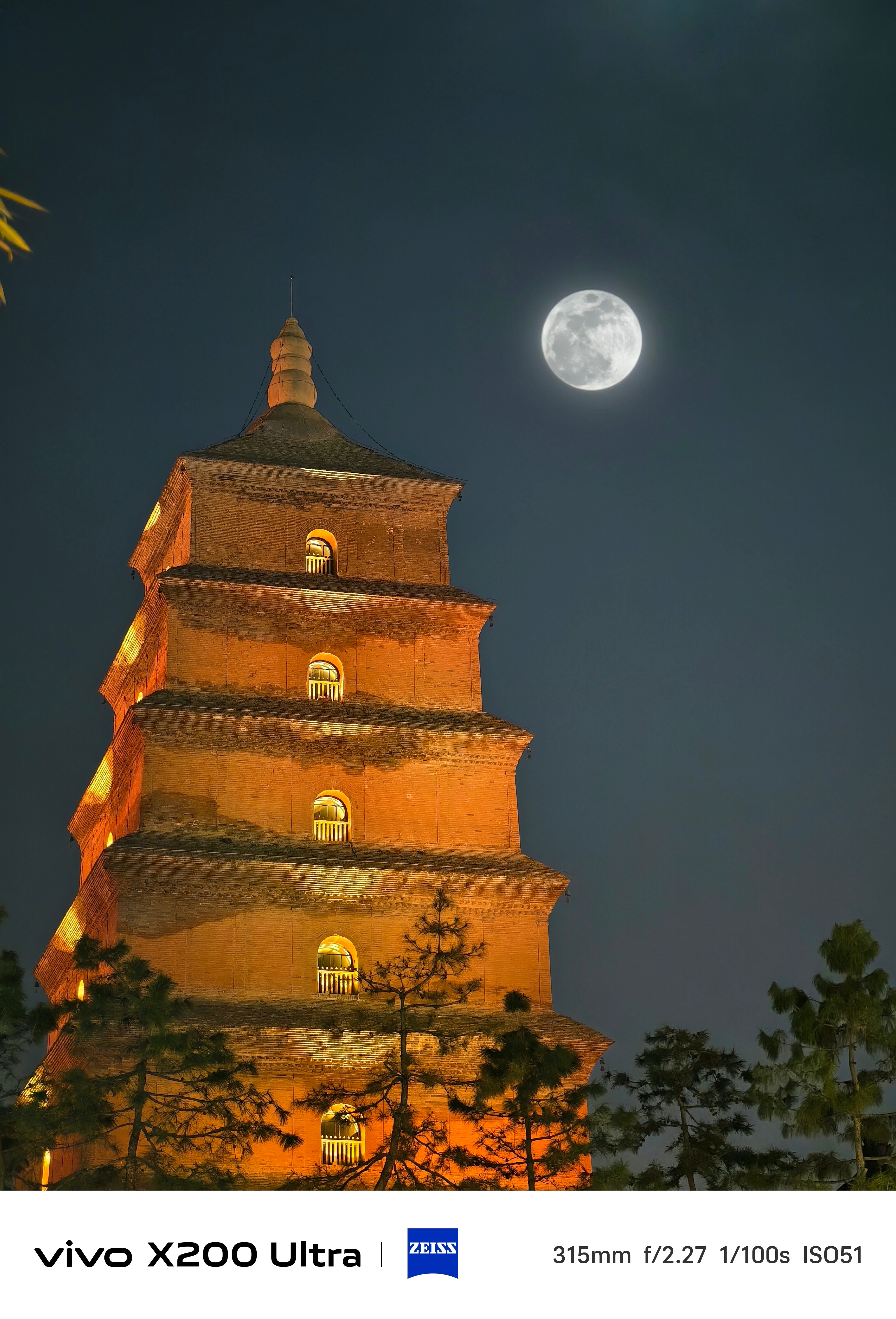 V单拍血月 今天拍血月，刚架好就一堆人围过来问“你这啥相机啊，拍这么清楚？”我笑