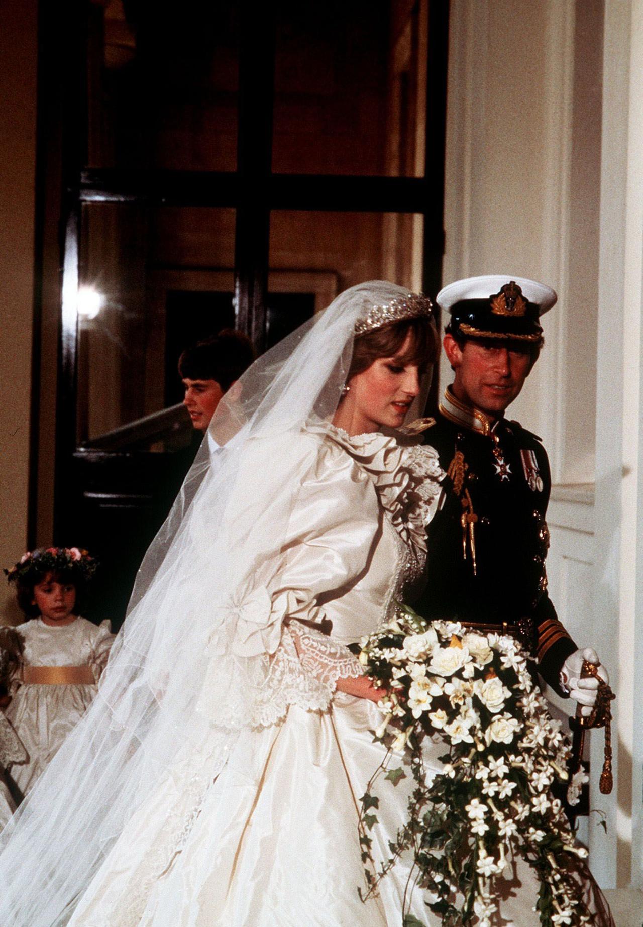 戴安娜穿着最奢华的婚纱，奔赴她的人间苦难
1981年7月29日，全世界7.5亿人