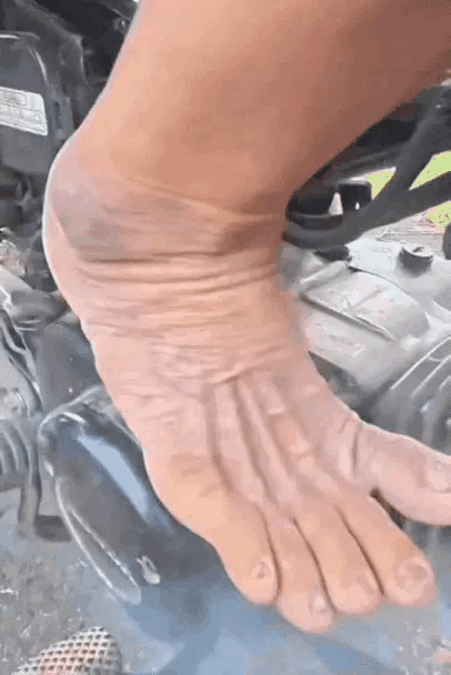 方脸的汽车博主说，买车要买那些有百年历史的，他们才有足够的技术沉淀。

有人反驳