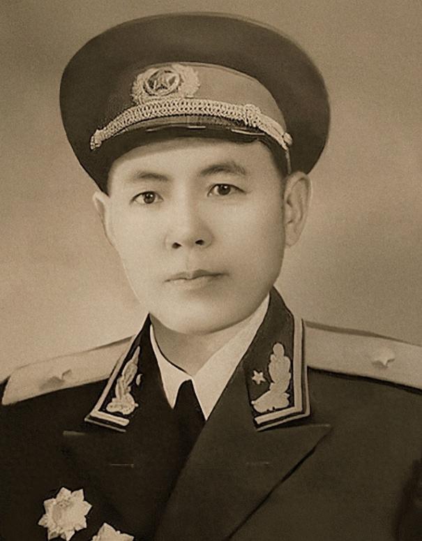 1949 年，南京解放后，一个阔太太穿着旗袍来到了 35 军军部，对门口的哨兵说