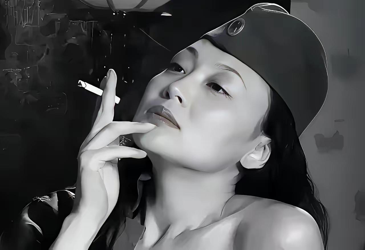 1935年，戴笠最得意的女学生向影心，正与日本海军武官贴身跳舞，日本人的手很自然