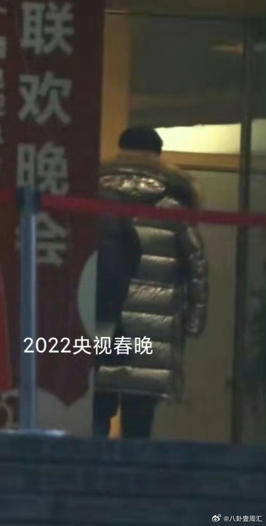 张杰张杰一件羽绒服穿了快10年 2026年张杰的银羽绒服依旧在岗，穿近10年，坚