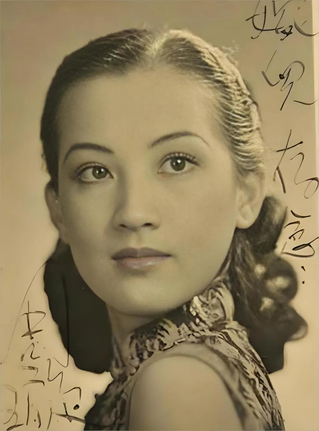 1957年9月22日，‌影星周璇在上海病逝，年仅39岁‌。她因突发脑炎引发并发症