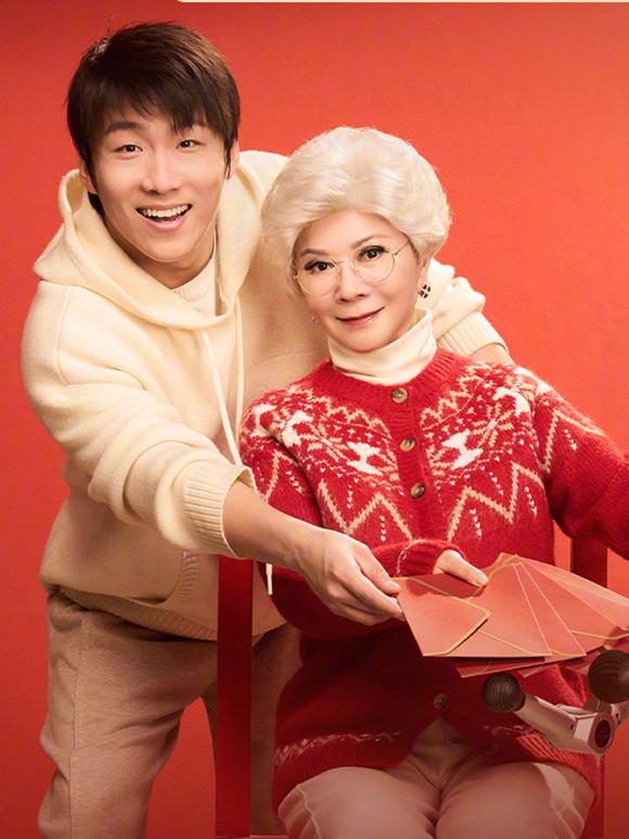 聊起自己的春晚节目时，
蔡明刚开始很骄傲，
而后说着说着就哭了...

她自爆：