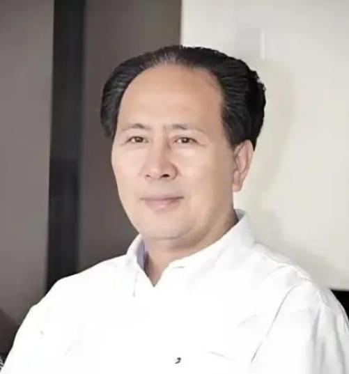 1994年秋天，河南平顶山法院行政庭长许国寅在北京出差，坐上出租车刚报完地址，司