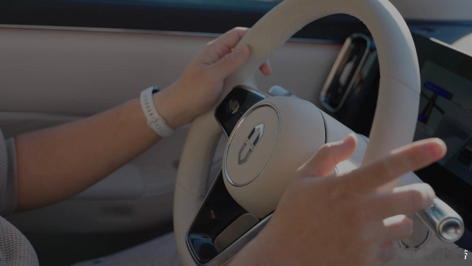 无需纠结家里还是外面跨年，问界M8 15万车主的选择从不辜负！玄武车身护平安，智