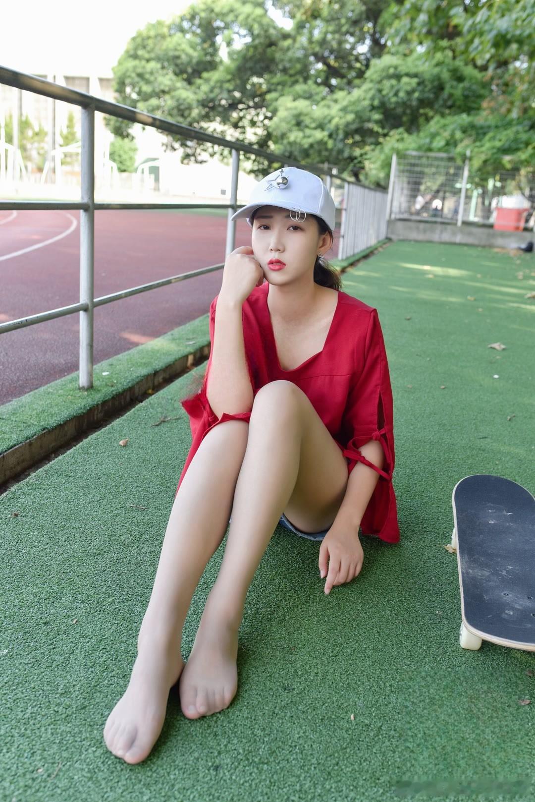 肉色丝袜配板鞋，滑板少女运动风～ ​​​