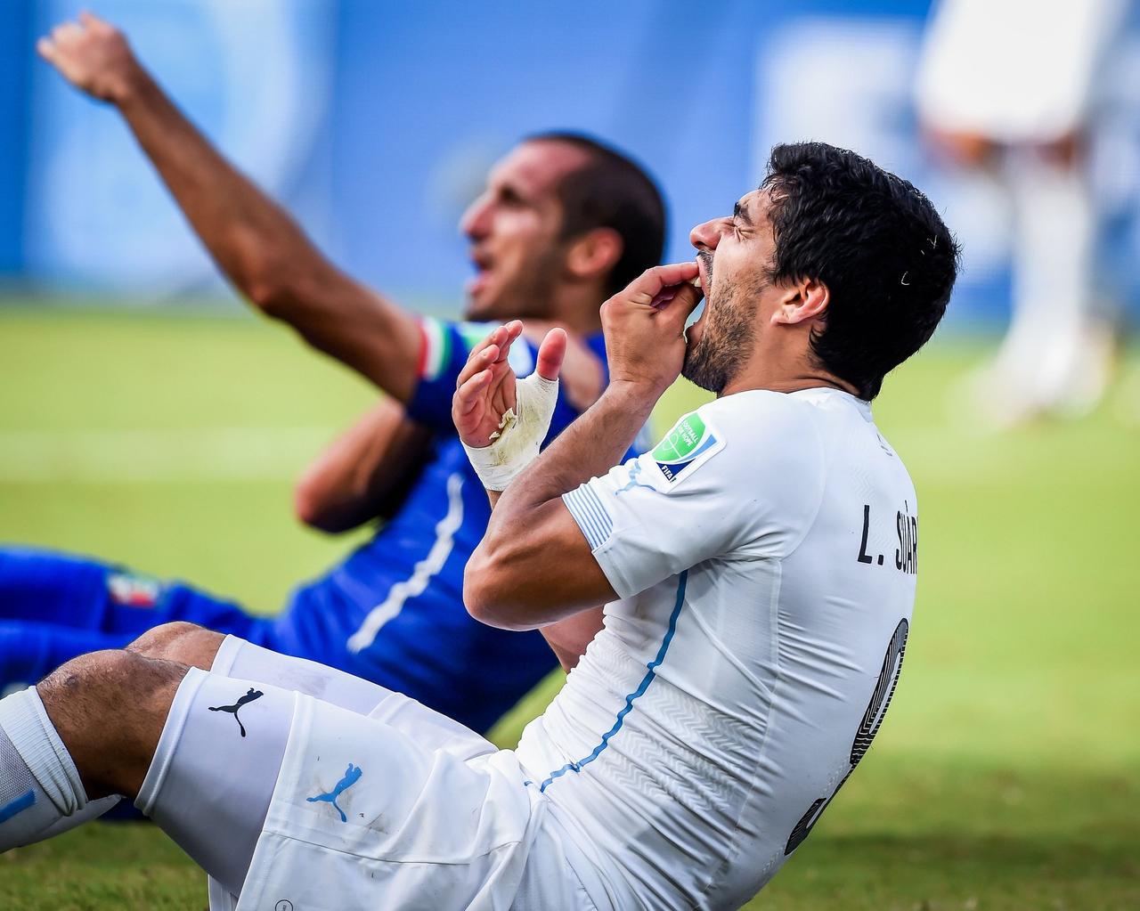 意大利上一场参加的世界杯正赛，是12年前，2014年，苏牙生吃椰子