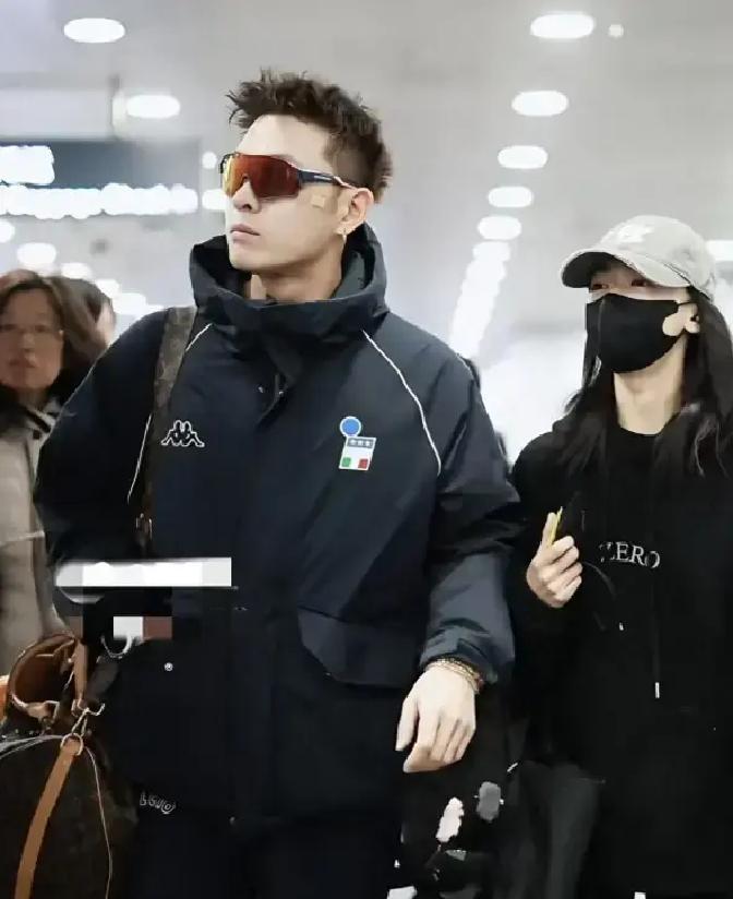 年货！
机场手推车，满满当当，他俩就那么推着走！2024农历年前，吴谨言那顶渔夫