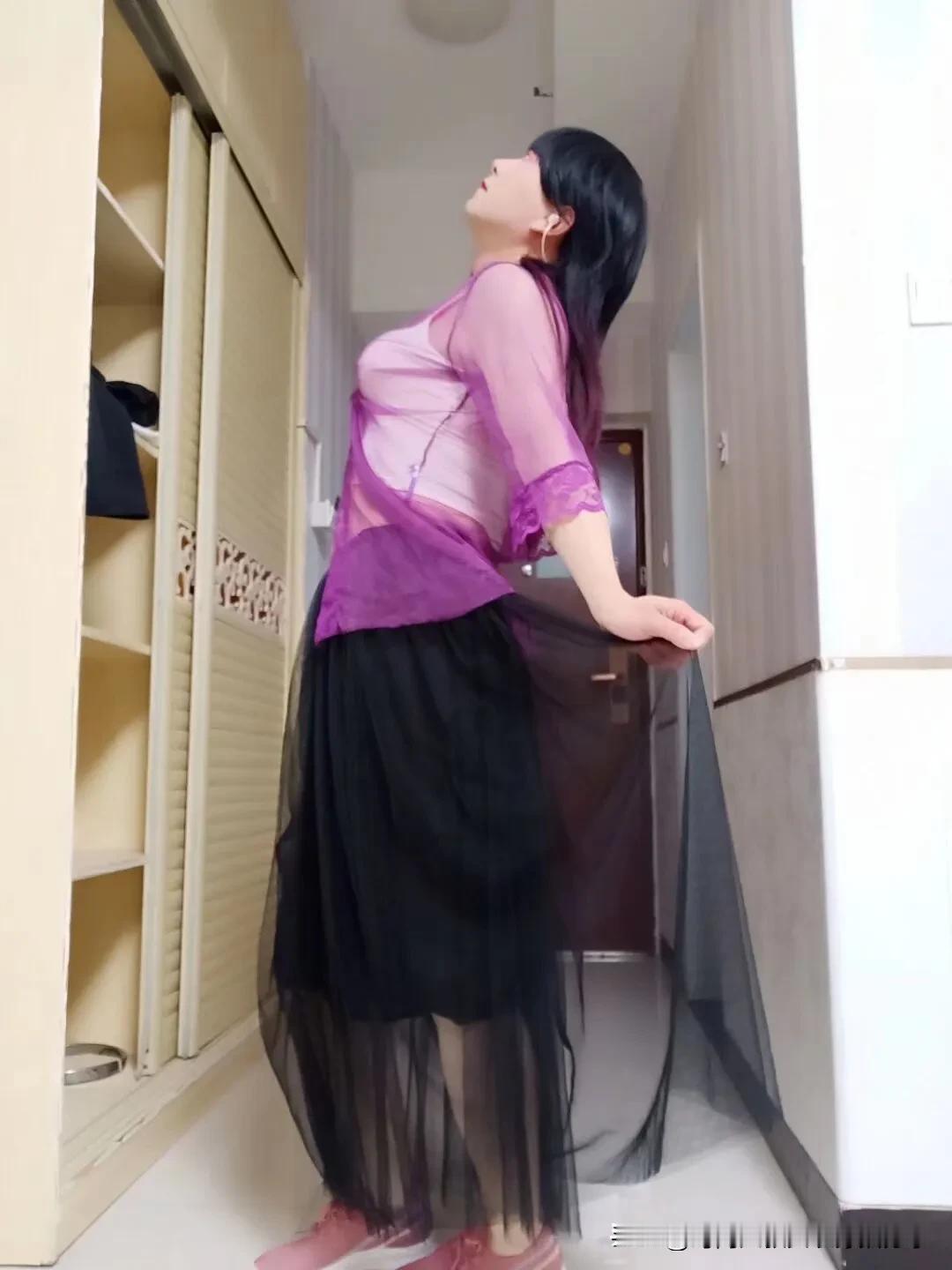 时尚大叔女装穿搭分享
长裙穿搭 变装秀 
#变装# #凡人穿搭# #穿搭# #时