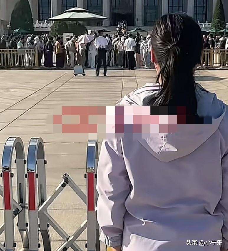 9月1日，北京，毛主席纪念堂恢复对外开放，一位女子面向纪念堂方向深深地鞠躬致敬。