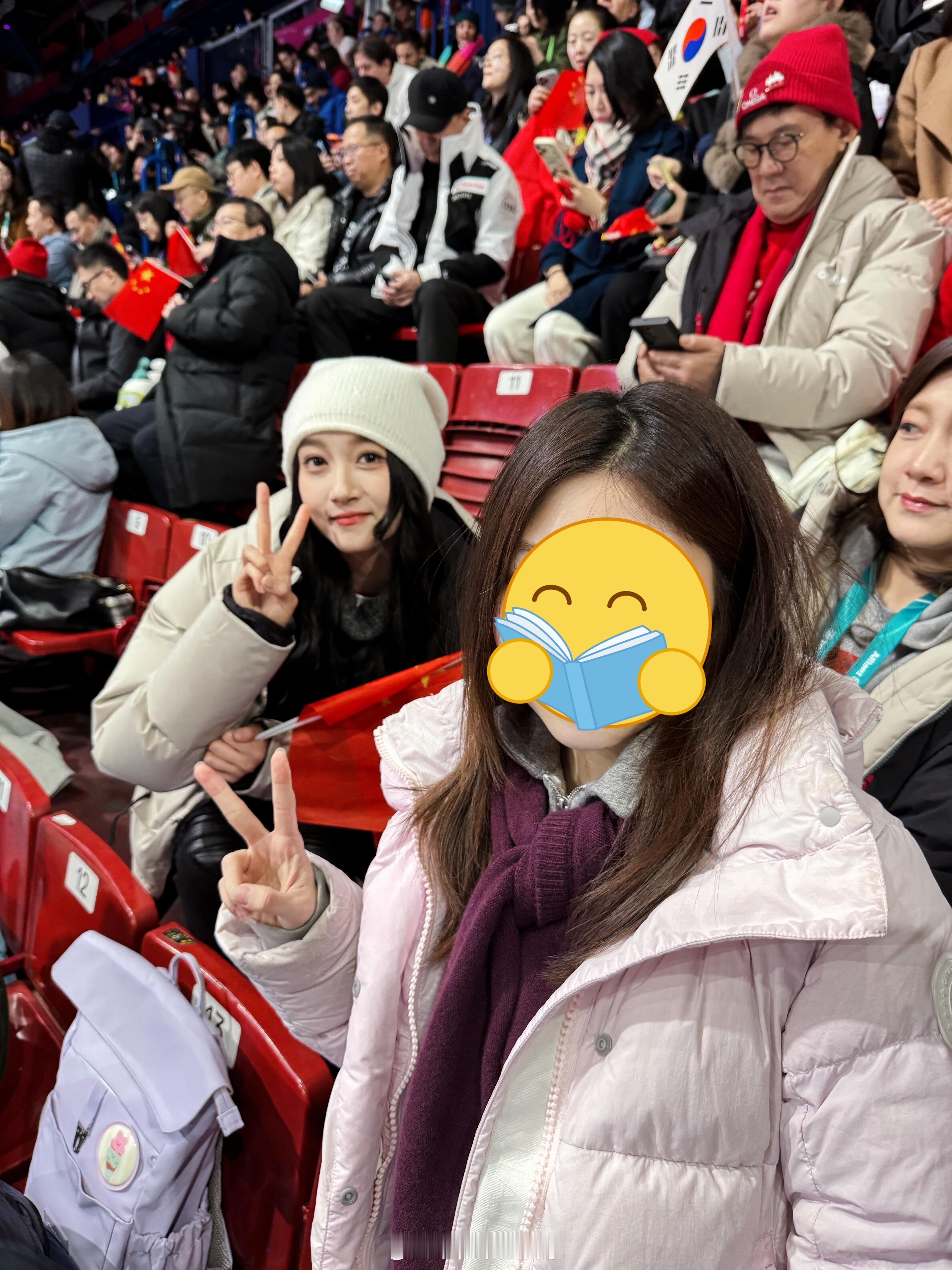 直播镜头真好看偶遇关晓彤看短道速滑关晓彤看短道速滑直播镜头