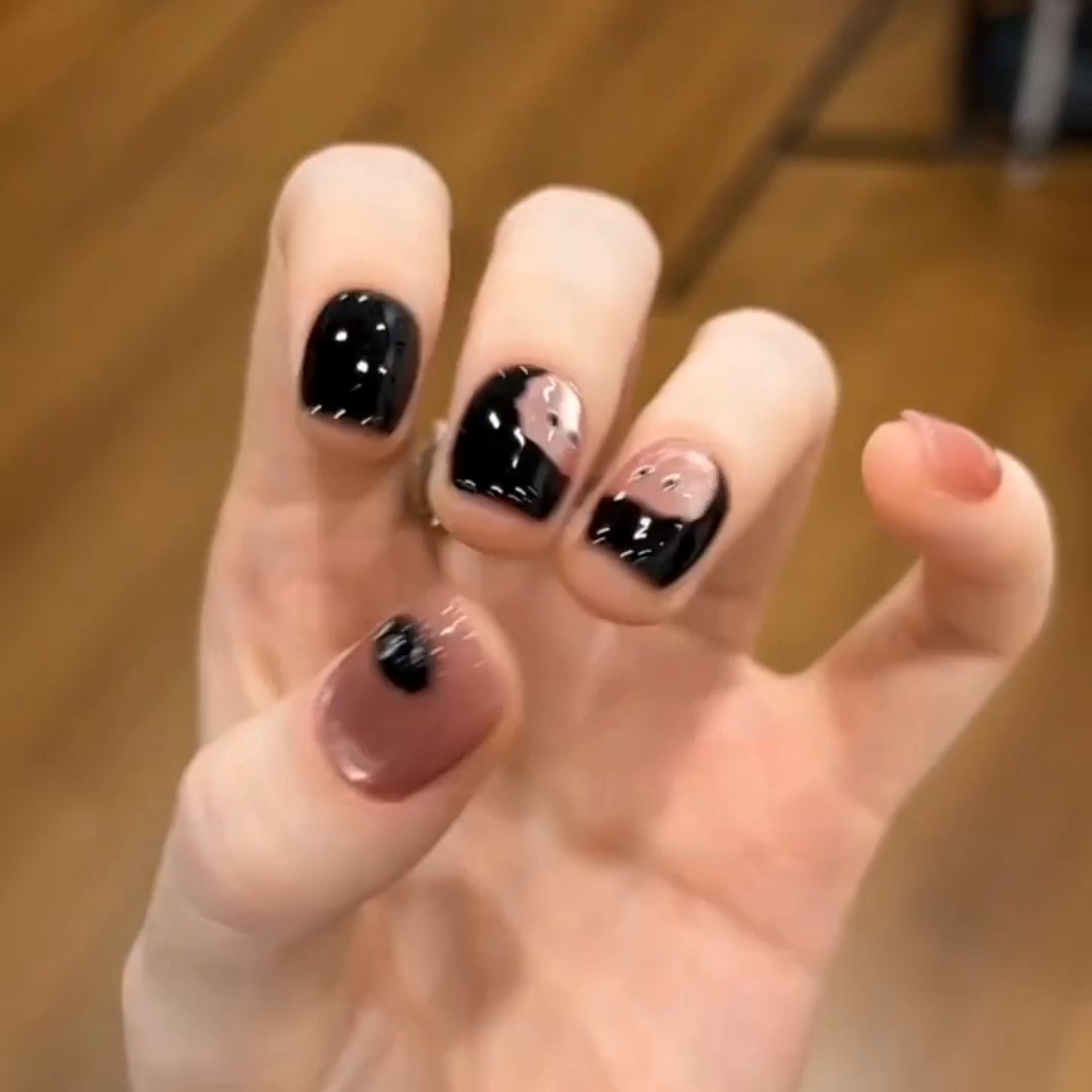 我终于get到了传说中的软萌煤球猫眼珠美甲🖤➰💗，涂上瞬间变身小甜妹！深邃的