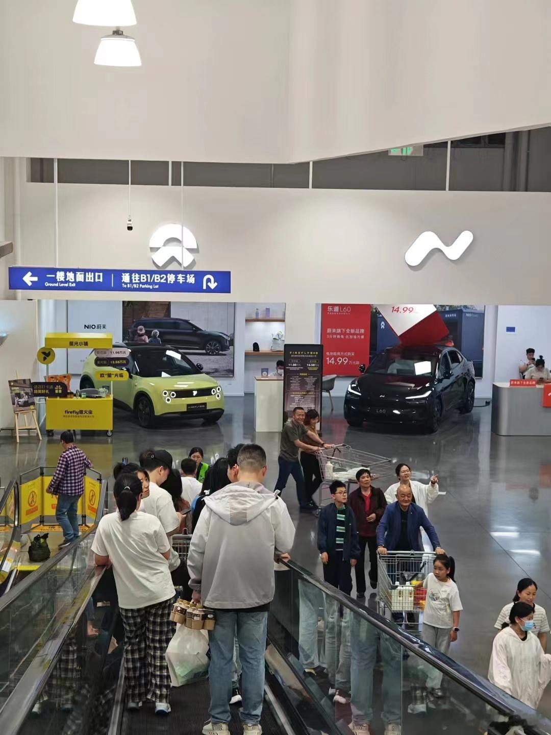 根据一线销售的调研，萤火虫都比较吸引客流，很多门店被萤火虫摆出来，当成walk 