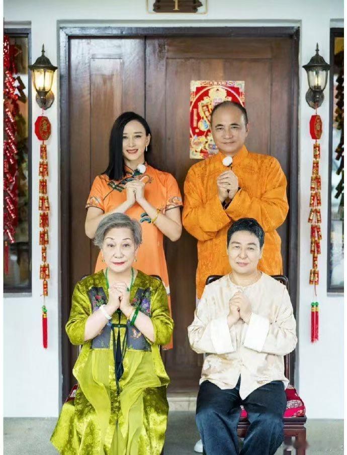 胡静朱兆祥全家福  胡静夫妇与婆婆妈妈合照  胡静婆婆是豪门婆婆的具象化了！ 