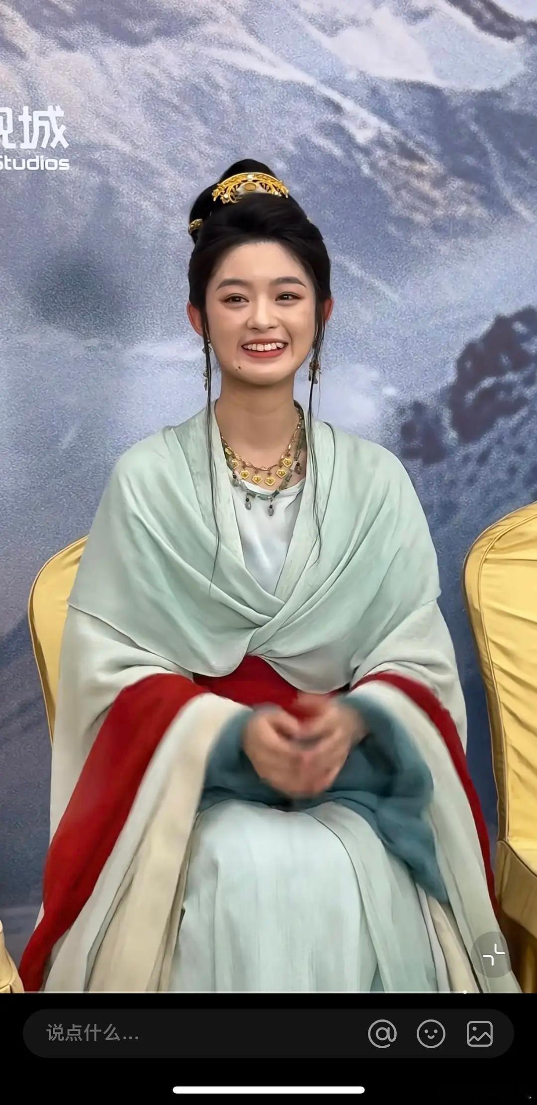 其他人整牙的牙是歪，黄杨钿甜的牙是向外斜，家里这么有钱为什么18岁了还不去整牙 