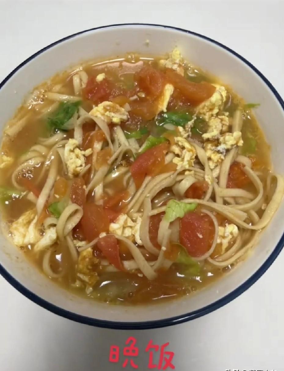 “孕妇连顿午饭都吃不上”——视频一出，评论区直接炸锅：俩老师，下班累到瘫，厨房比