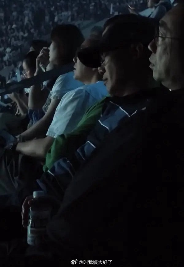 陈奕迅这是睡着了吗？陈奕迅严肃观看中