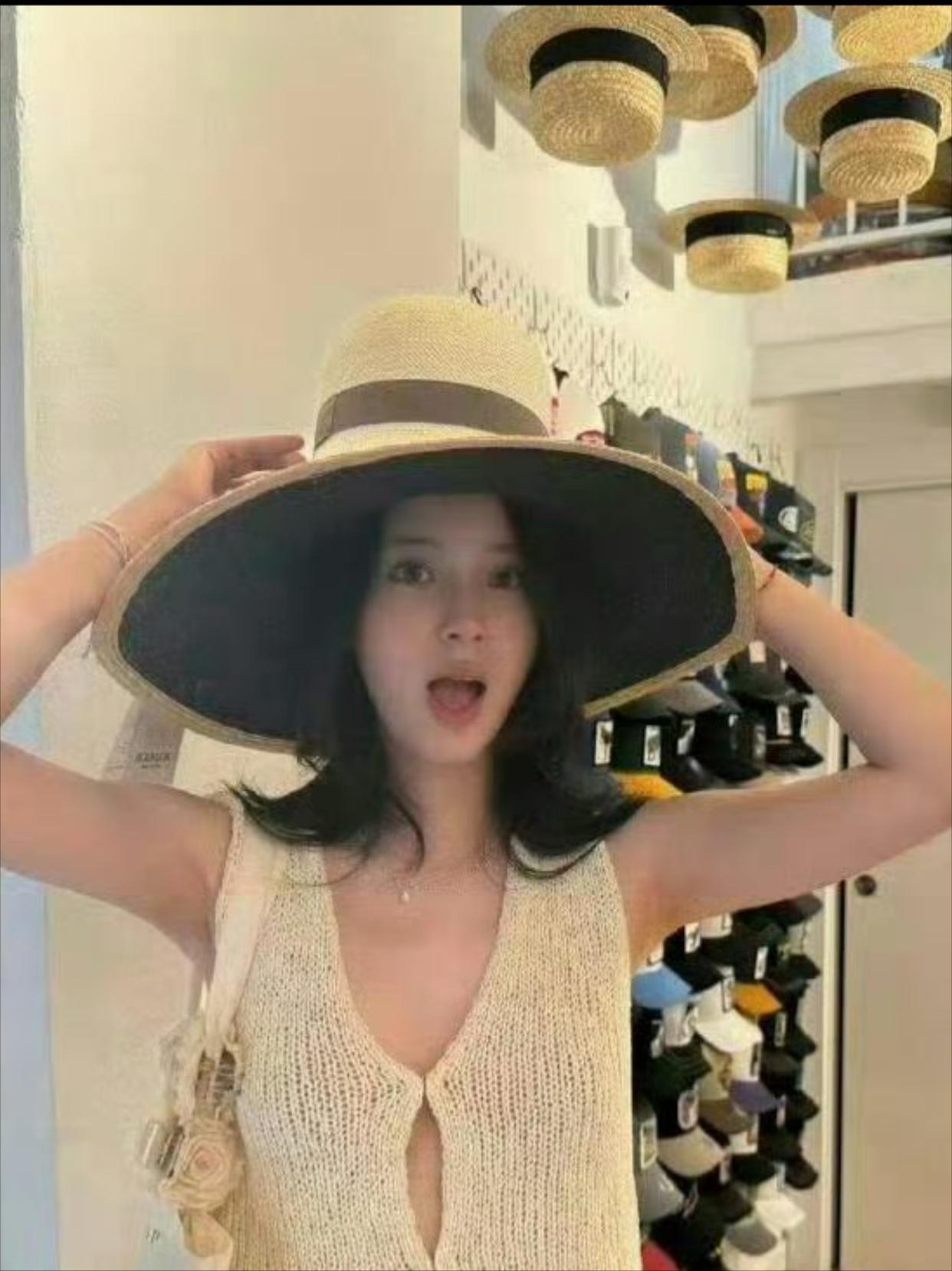 欧阳娜娜，穿这个衣服太有风险了吧，万一风大怎么办？明星的穿搭确实时尚但也应该考虑