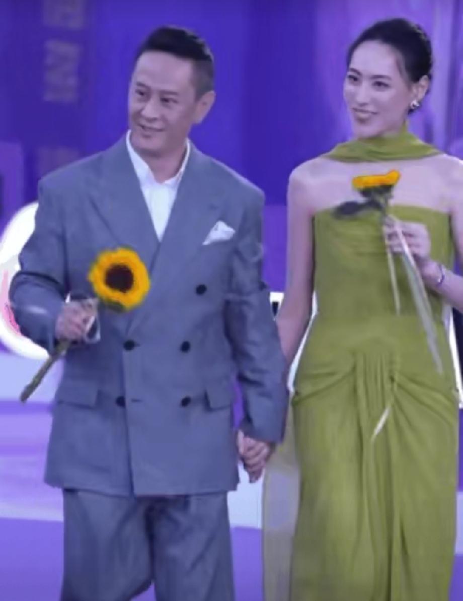 梁洛施和马浴柯还真有夫妻相
感觉梁洛施对这份感情非常的充满热情
而男方则表现得很