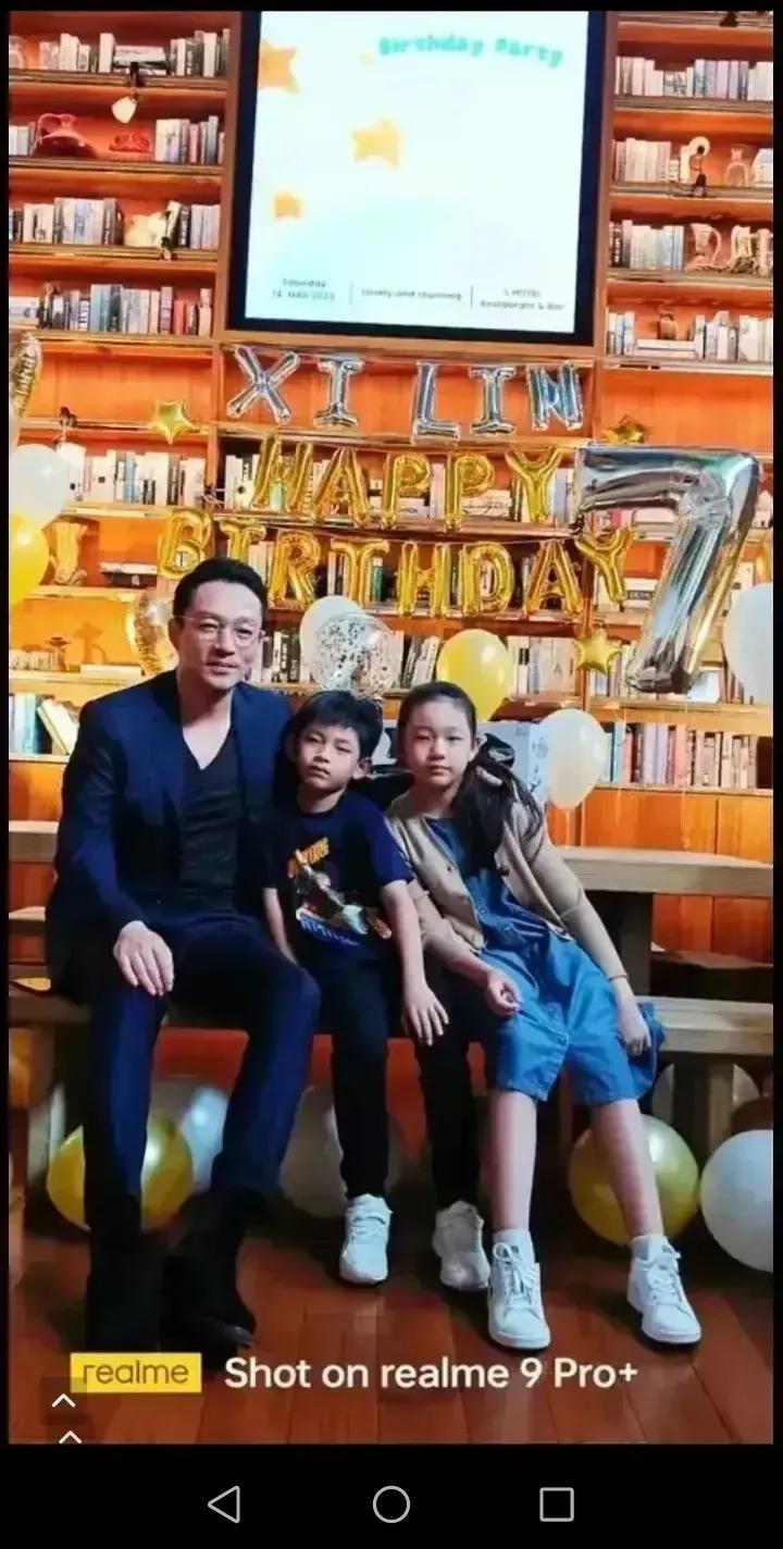 汪小菲的儿女眼里没光了，弟弟不情不愿，姐姐也没有笑容，都是被迫营业。

难怪大S