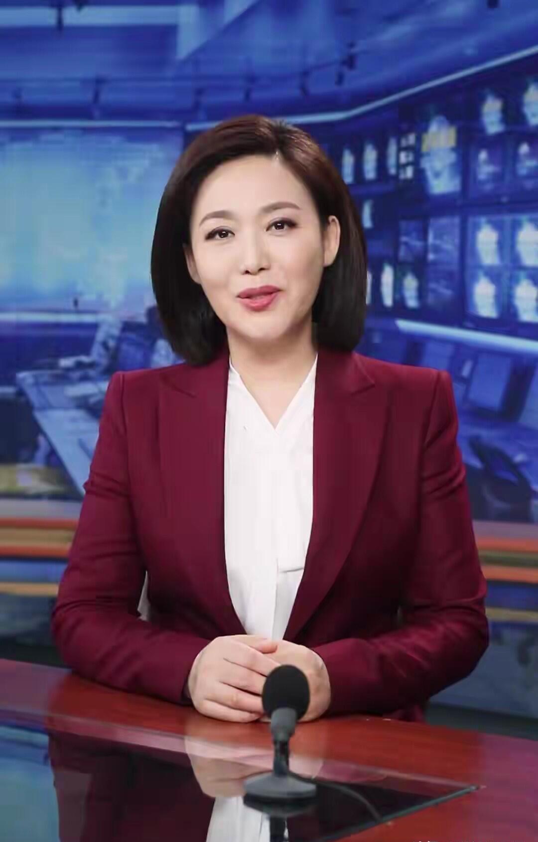 目前为止女主持郑丽最适合主持人的形象，最完美搭档任刚强，他们都是才华横溢的优秀人