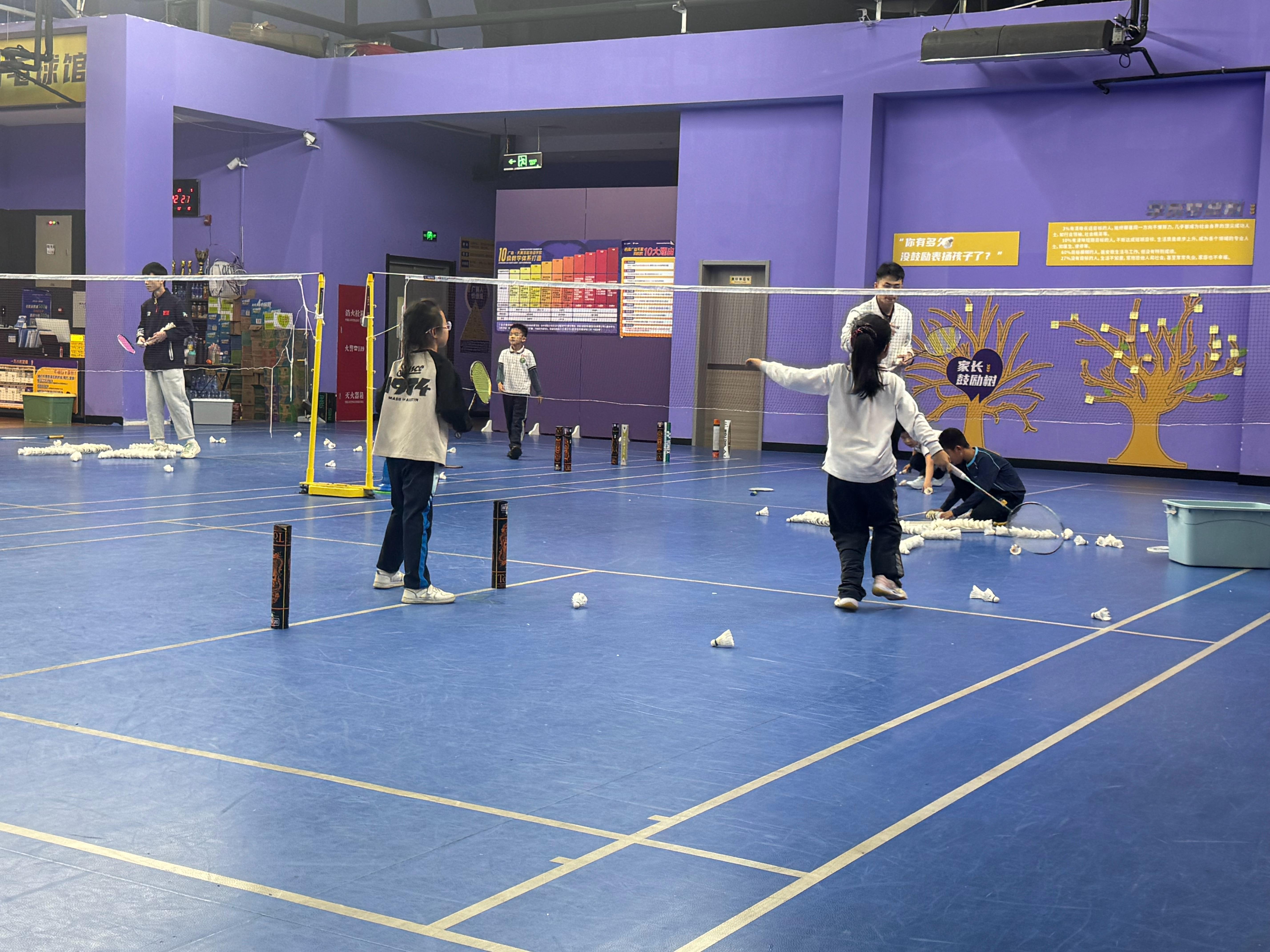 周末啦， 陪妹妹打个羽毛球。晚上有红包哦.还是8点。 