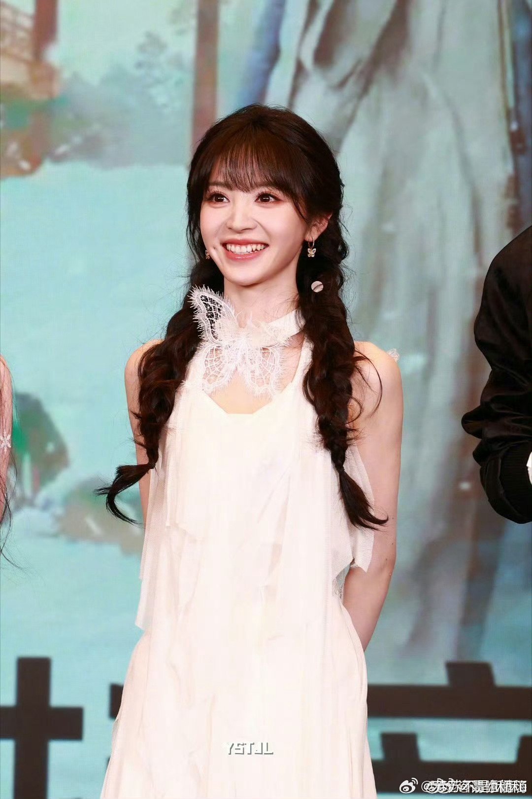 田曦薇怼脸美哭我了 怼脸镜头直接封神！眉眼温柔又有灵气，清新长相超耐看，随便一截