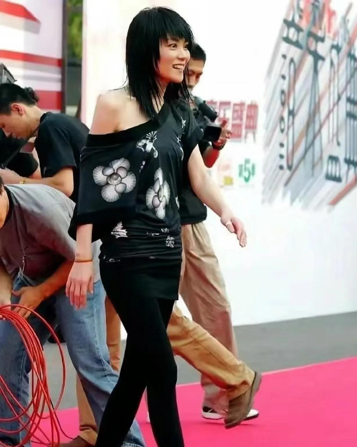 为什么王菲总给人一种为了与众不同而与众不同的感觉？只要跟别人不一样，就显得自己很