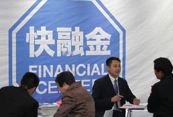 银行这回是真急了，居然盯上“一人公司”的钱包，要给他们放贷！
最近有个事儿挺新鲜