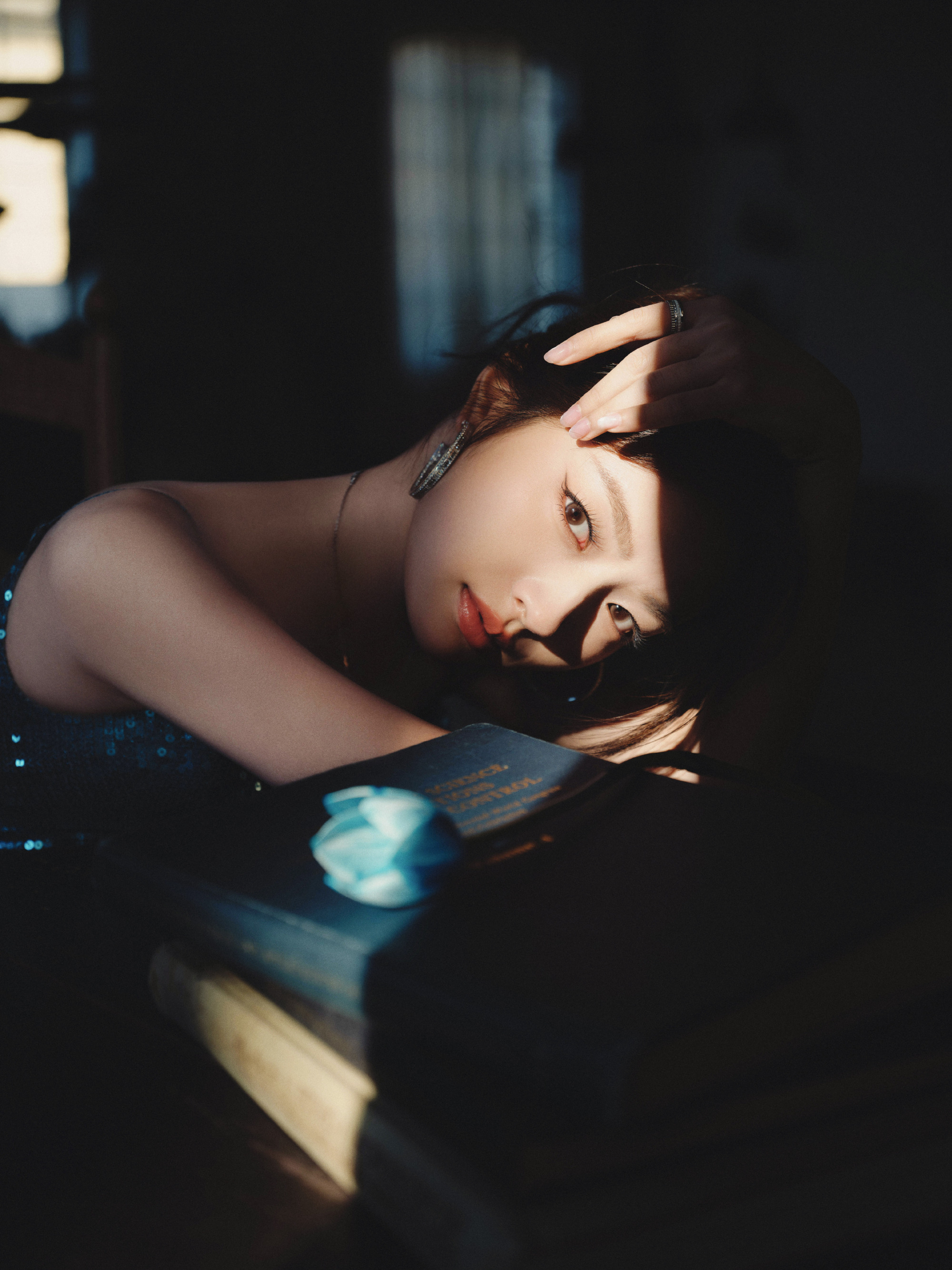#徐若晗 人鱼公主游到海水变蓝#徐若晗这组好美！！！两组图都很有质感，一静一动～