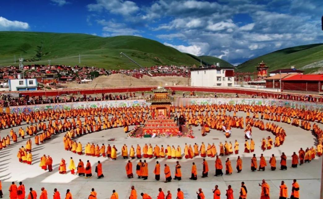 中国最大的尼姑庵——亚青寺，有2万多名女性在此苦修，这里有一个死规定：天黑之后，