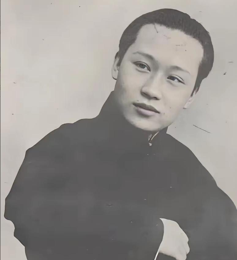 1918年，京剧大师荀慧生娶妻，入洞房后，迫不及待将新娘抱床上。不料，红盖头一掀