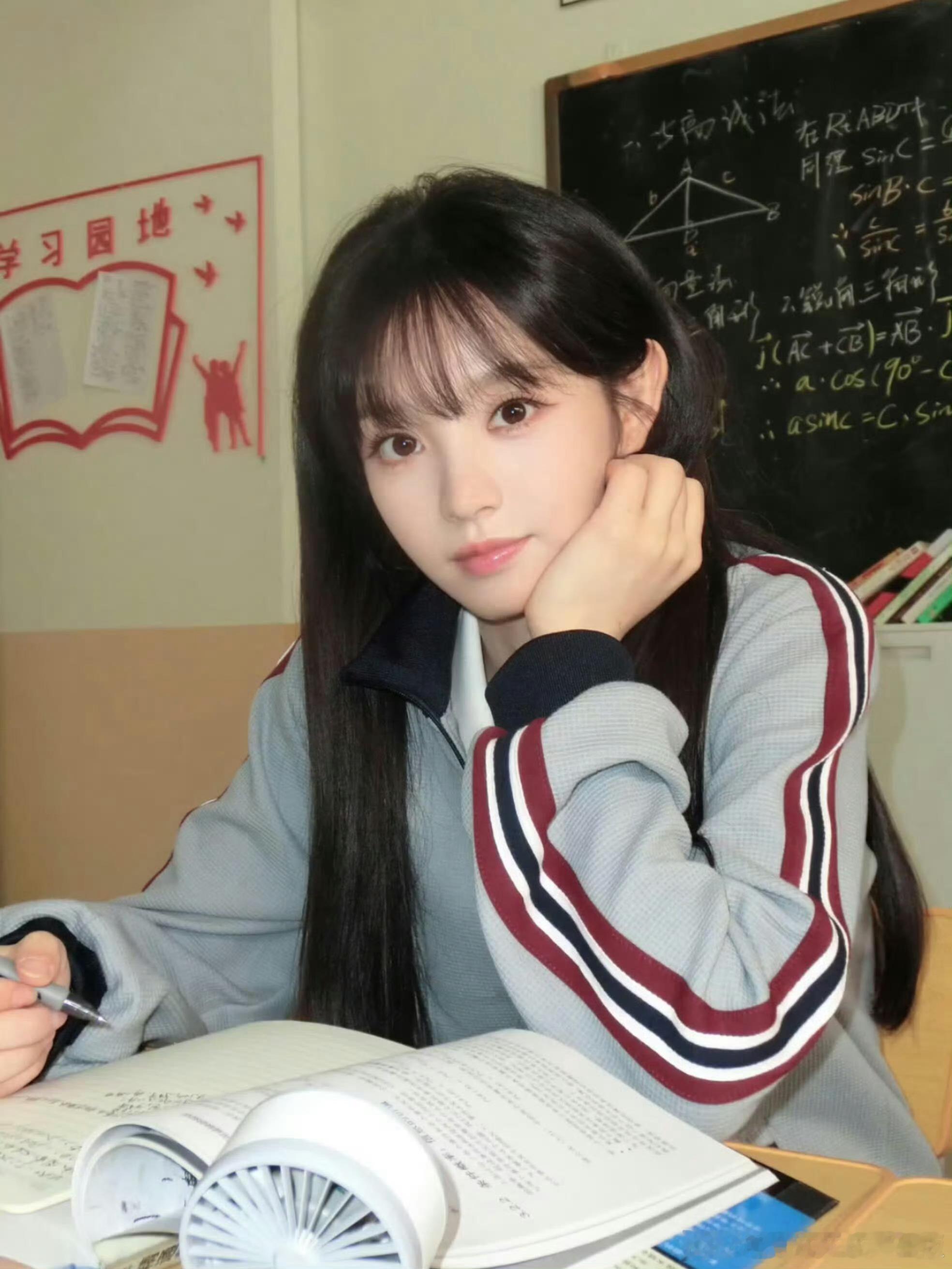 田曦薇林知夏校服照田曦薇太适合校园剧了，小田林知夏超美的好嘛！！！