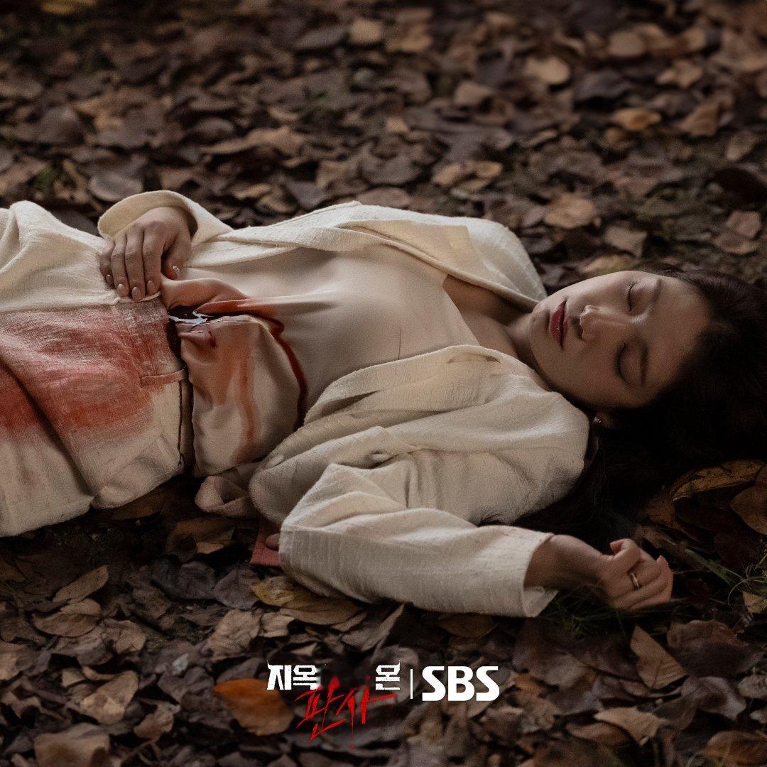 #来自地狱的法官# 女主躺着流血了？！亲眼所见都不愿意相信的景象😢 ​​​