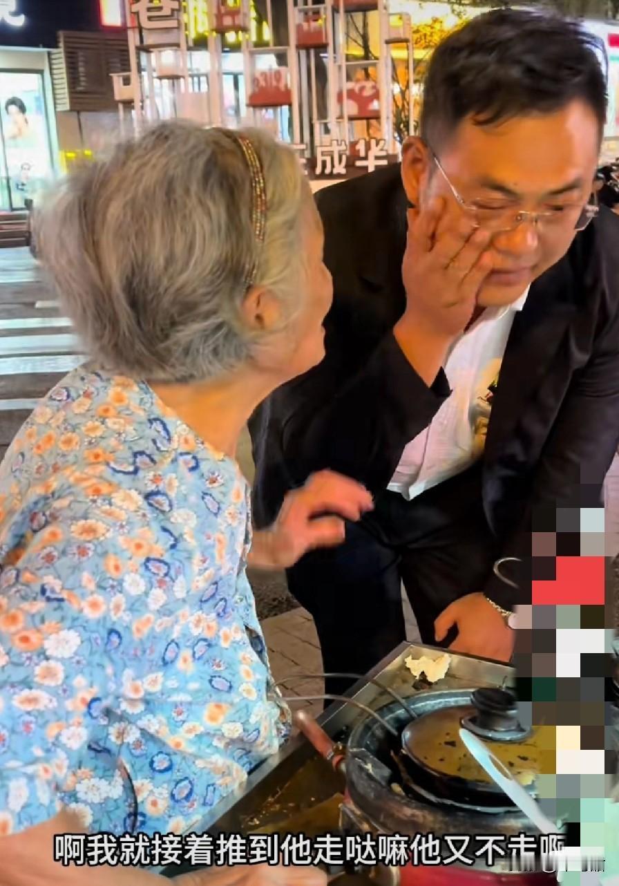 近日，有一博主花200块钱，来到成都网红阿婆这里买一份蛋烘糕，最后还被阿婆喷了一