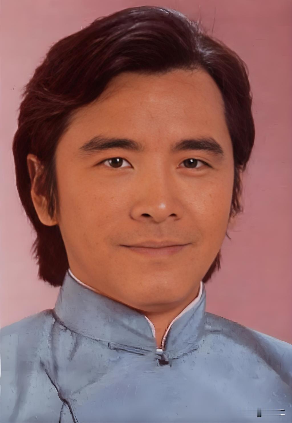 狄龙与姜大卫同为武侠巨星，姜大卫灵动洒脱，气质独特，擅长叛逆侠客，凭借《报仇》成