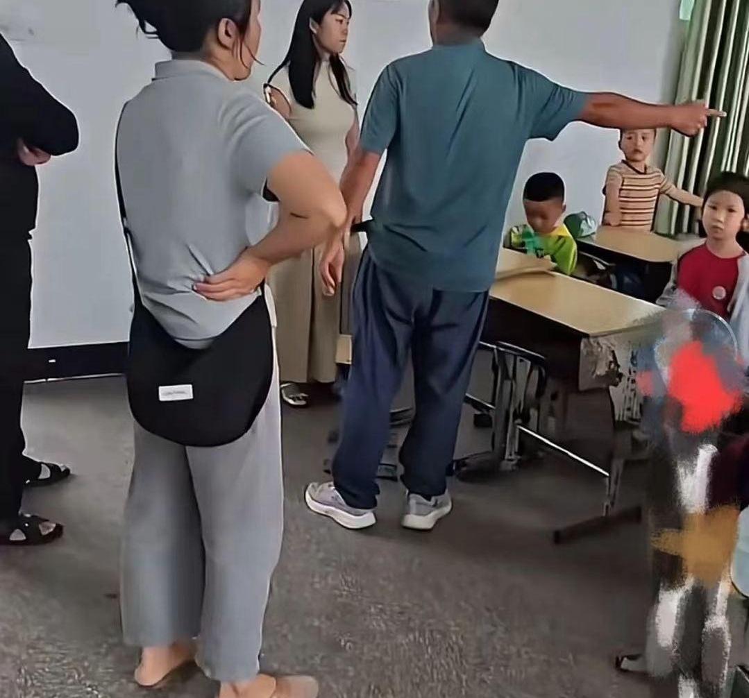 就为抢个前排座位，70多岁大爷冲进教室指着老师鼻子骂收黑钱，现在的老师到底得卑微