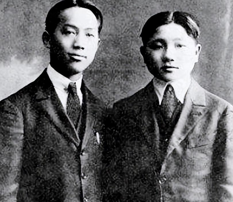 1974 年秋，秦城监狱里，76岁的屈武正在低头劳动。一名看守快步走到他身边，压