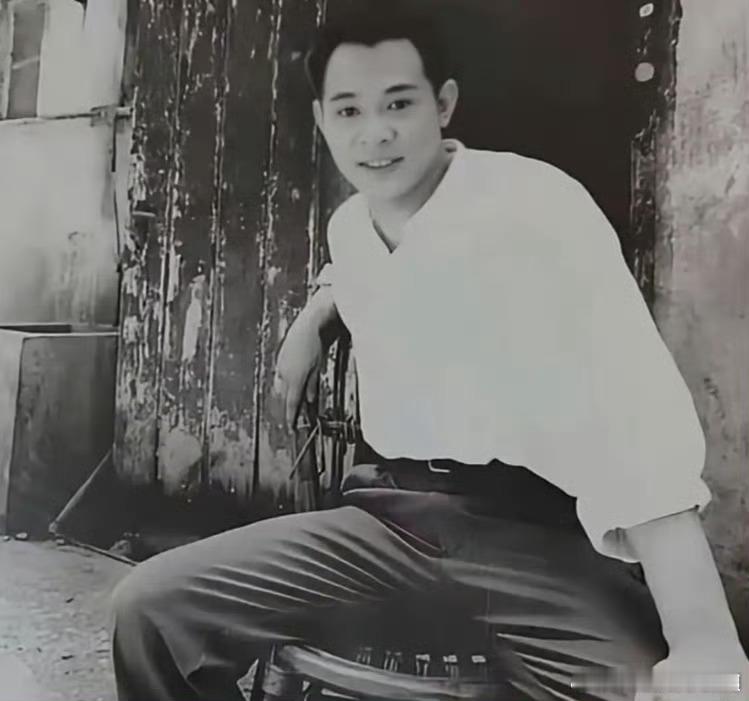 李连杰说别轻易转行卖汉堡李连杰用饺子摊道理告诫众人，深耕自身领域才是核心，切勿盲