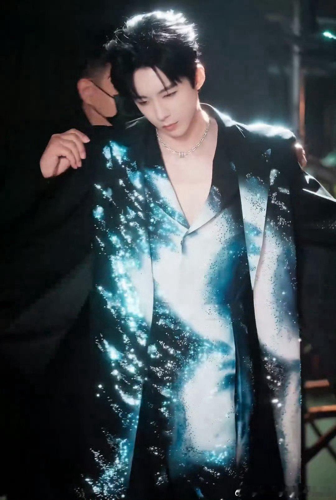 林依轮催刘宇宁拍戏 林老师追星比年轻人还较真！晒同框喊“演古装”三连，还能报出《