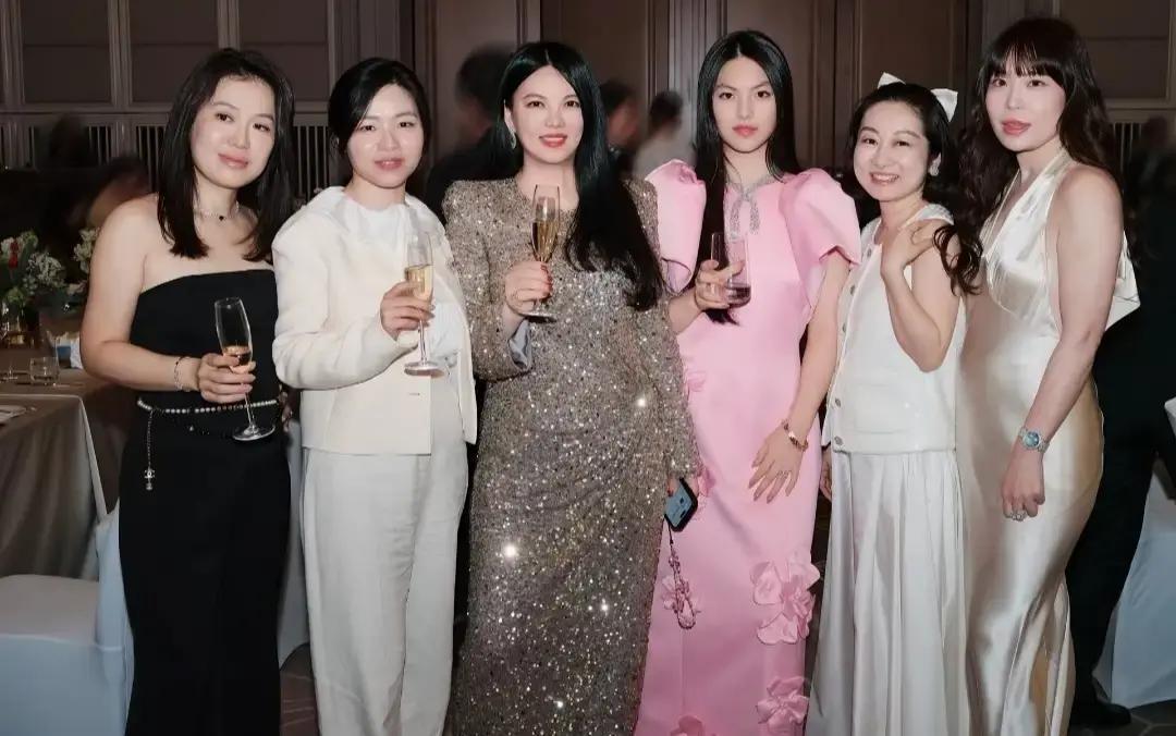 王岳伦离婚后，好像换了个人。过去绯闻满天飞，现在倒是消停了，一副洗心革面当奶爸的