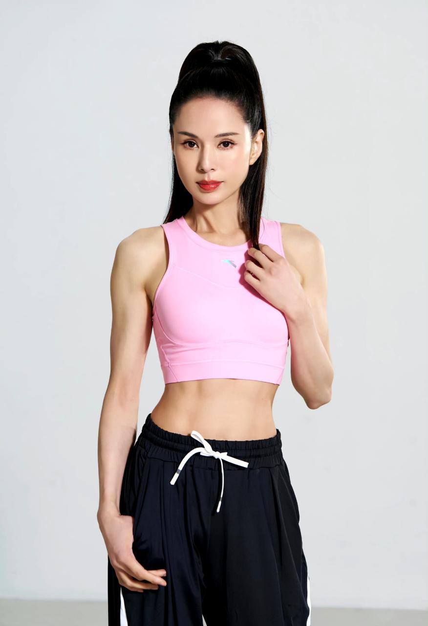 61岁，马甲线，三个标准引体向上。

2026年5月，李若彤在早知道大会上脱掉外